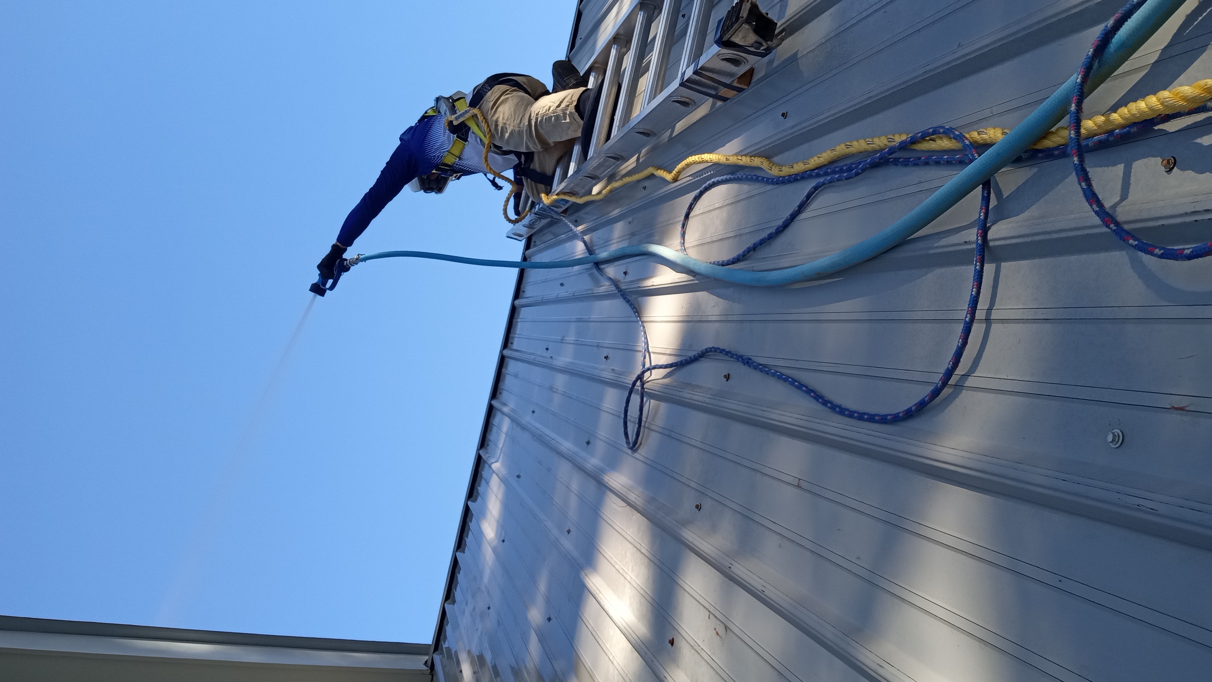 Crystal Clear Roof Renewal: Dahlonegas Premier Residential Roof Wash Service 